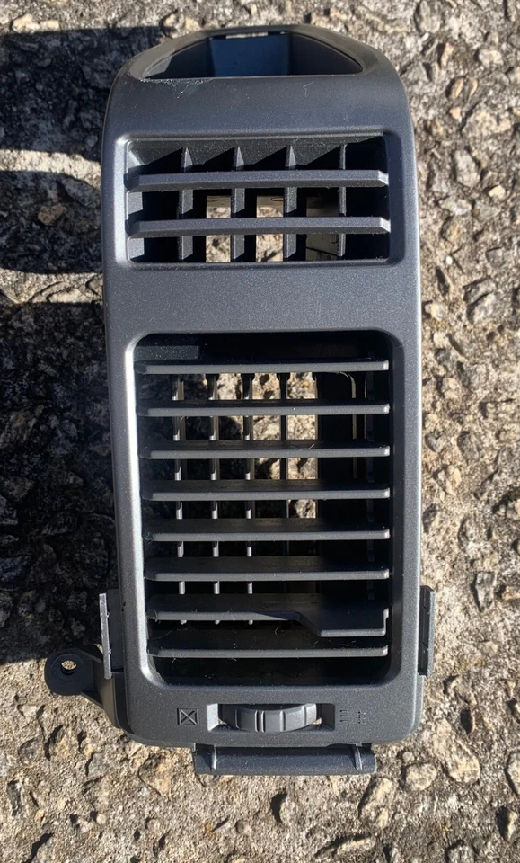 Nissan Titan Armada QX56 2004-2014 calefacción delantera izquierda lado del conductor aire acondicionado ventilación plateado Foto 1 de 3