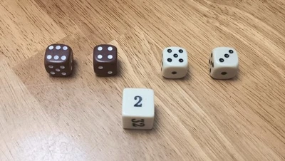 Lote de cubos duplicadores de backgammon y 2 pares de dados Foto 1 de 2