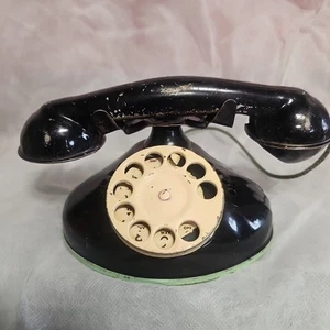 Antiguo teléfono de juguete de metal negro vintage para niños de los años 40 hobby para niños teléfono de EE. UU. - Imagen 1 de 15