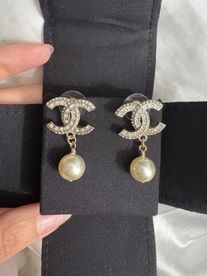 Pendientes colgantes clásicos CCS de oro claro de Chanel con perlas 24C Foto 1 de 4