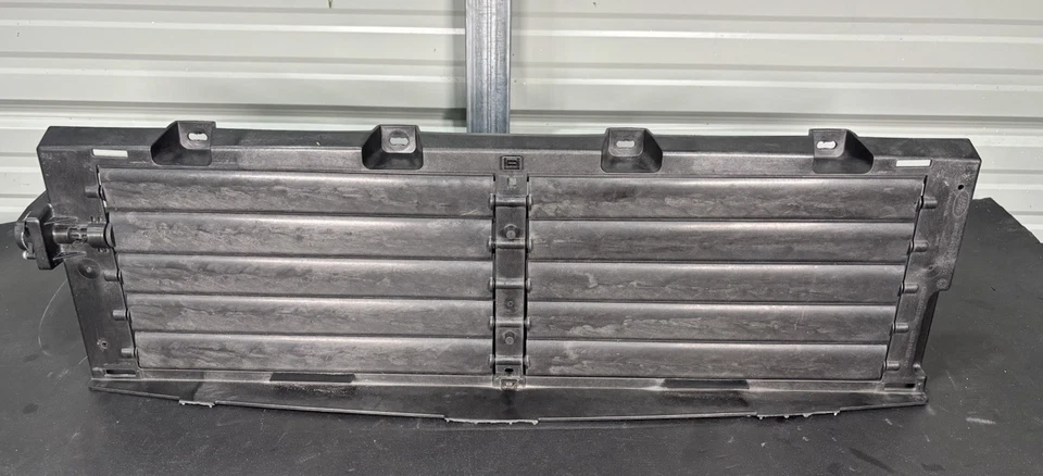 2020-2023 RANGE ROVER EVOQUE RADIADOR INFERIOR OBTURADOR DE AR ATIVO ASSY K8D2-8A118-A - Imagem 1 de 4