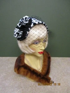1940S LADIES BLACK & WHITE FUR BRDGE HAT BLACK & WHITE FLOWERS & FACE NET   - Picture 1 of 3