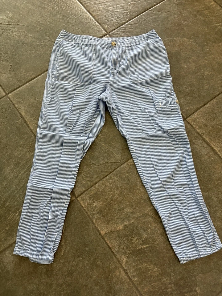 Liz Claiborne Women’s Blue And White Striped Capri With Cargo Pocket Size 6 - Image 1 of 4