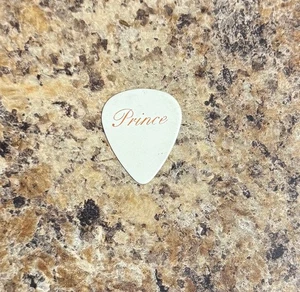 PRINCE - 100 % authentisches auf Tour ausgestelltes Gitarren-Plektrum weiß & pink doppelseitiger Druck - Bild 1 von 2