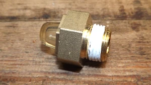 Gewölbtes Messing Ölsichtglas Neu aus altem Lagerbestand Teilenummer 2002360 - Bild 1 von 3