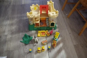 VINTAGE 1974 NEAR COMPLETE Fisher Price Little People Play Family Castle 993 - Picture 1 of 6