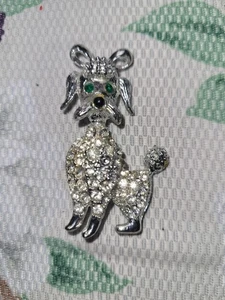 Broche prendedor caniche tono plata estrás nariz negra ojos verdes vintage dañado - Imagen 1 de 3
