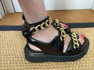 Chunky Gold Chain Black Platform Shellys Sandals Size 7 - Picture 1 of 6
