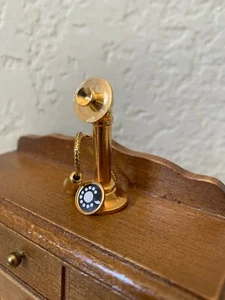 VINTAGE 70ER JAHRE VERGOLDETE MINIATUR KERZENLEUCHTER TELEFON PUPPENHAUS ZUBEHÖR - Bild 1 von 8