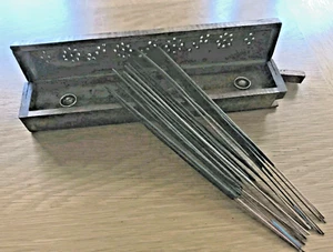 Handgeschnitzte Holz Räucherstäbchen Aufbewahrungsbox 12" lang anhebbarer belüfteter Deckel & 19 Stäbchen - Bild 1 von 16