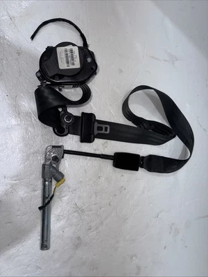 Cinturón de seguridad delantero derecho Fiat 500 2012-2019 P1UC82JXWAF OEM 1UC82 1RU80 P1RU80JXWAP Foto 1 de 4