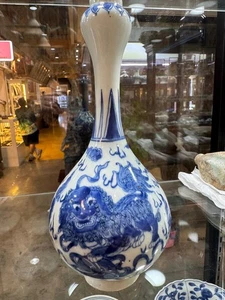 Vaso in porcellana cinese con leone buddista o cane foo. XIX secolo. - Foto 1 di 15