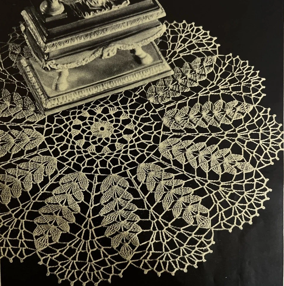 Tapete de encaje de filete crudo vintage con patrón de ganchillo de los años 1930-1950 15" Foto 1 de 1
