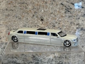 Limusina Maisto 1:64 Donald Trump Executive Collection - Chrysler 300C Hemi - Imagen 1 de 8