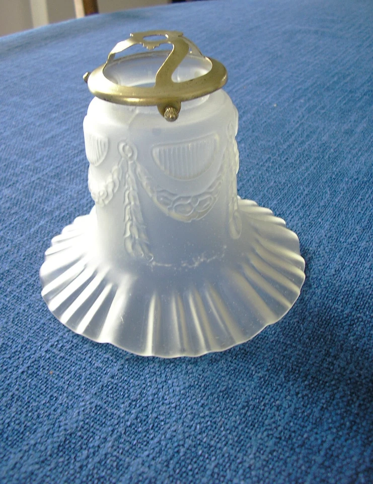 N°1 - Tulipe ancienne en verre moulé dépoli avec sa griffe en laiton - Photo 1/3