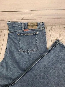 Pantalones de mezclilla azul claro Wrangler para hombre talla 46x30 de calce relajado 100 % algodón - Imagen 1 de 12