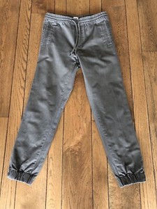 Jogger con goma ajustado al tobillo - black moss - referencia 496157-001 |  GAP España