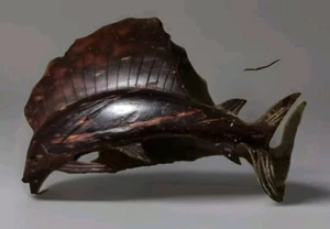 Broche Pin Pez Espada Madera Tallada Peces Joyería  - Imagen 1 de 11