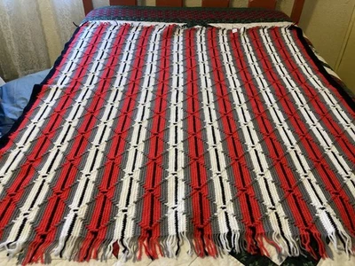 Hecho a mano ganchillo rojo/negro/gris/blanco afgano 57" x 51" bonito Foto 1 de 4