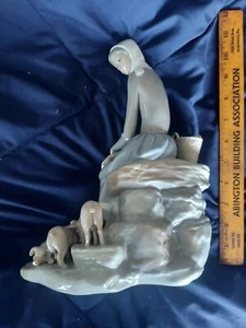 LLADRO Matte or Glossy Finish Figurine Girl with Piglets #4572 10.75"H. MINT - Picture 1 of 3