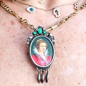 UNIQUE EDWARDIAN HANDPAINTED LADY PORTRAIT EMERALD CRYSTAL SILVER BROOCH PENDANT - Picture 1 of 3