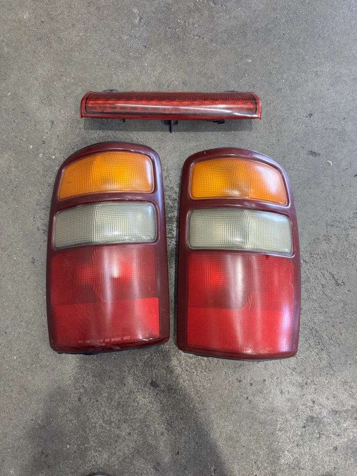 Conjunto de luces traseras GMC Yukon 2004-2006, Chevrolet Tahoe o Chevrolet Suburban Foto 1 de 4