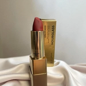 Hourglass Unlocked Soft Matte Crème Lippenstift - Deep Berry Red 362 Currant - Bild 1 von 2