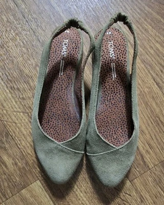 Plantilla plana de gamuza verde oliva con estampado de leopardo talla W8 TOMS para mujer Foto 1 de 4