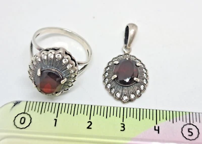Conjunto anillo y colgante vintage Ucrania plata 925 con piedras borgoña para regalo Foto 1 de 4