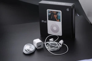 NEW Apple iPod Classic Video 5th Generation All Colors 30GB 80GB MP3 Sealed Box - Picture 1 of 10