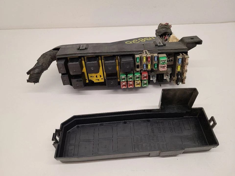 2005-2006 MAZDA TRIBUTE Fuse Box Engine ZZC667010 05-06         Foto 1 de 4