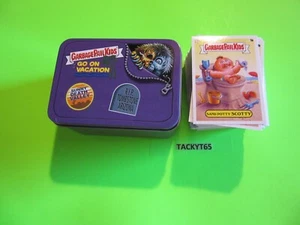 2023 Garbage Pail Kids Go on Vacation 200 Tarjetas Juego Base Completo con Lata Púrpura - Imagen 1 de 5