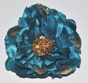 6" türkis türkis blau & gold Pfingstrose Seide Blume BROSCHE Anstecknadel Weihnachten Urlaub  - Bild 1 von 2