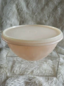 VINTAGE TUPPERWARE #236 WONDERLIER PASTEL PEACH BOWL WITH #229 SHEAR SEAL - Picture 1 of 6