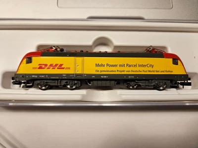 Minitrix Spur N 12791  Br 182 DB AG Universallok Taurus "DHL" in OVP DCC Digital - Bild 1 von 4
