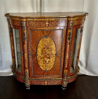 Marquetería italiana hecha a mano Credenza de finales del siglo XIX / principios del siglo XX Foto 1 de 4