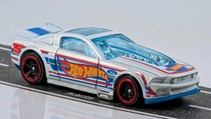 '13 Ford Mustang GT / White / Hot Wheels / 2013 - Picture 1 of 2