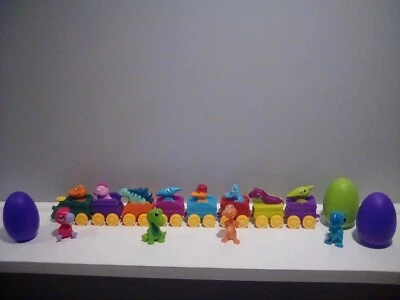 Tren de dinosaurios hacer clic y conectar coches Corey brillante hatchasaurios huevos compañero tanque Foto 1 de 4