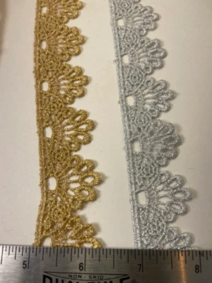 Ribete de rayón de encaje veneza metálico de 1 1/8 pulgadas de ancho, se vende por yarda. Foto 1 de 4
