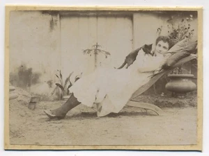 E624 Photo original vintage Femme allongée sur transat fauteuil Chat 1900/1920 - Picture 1 of 2