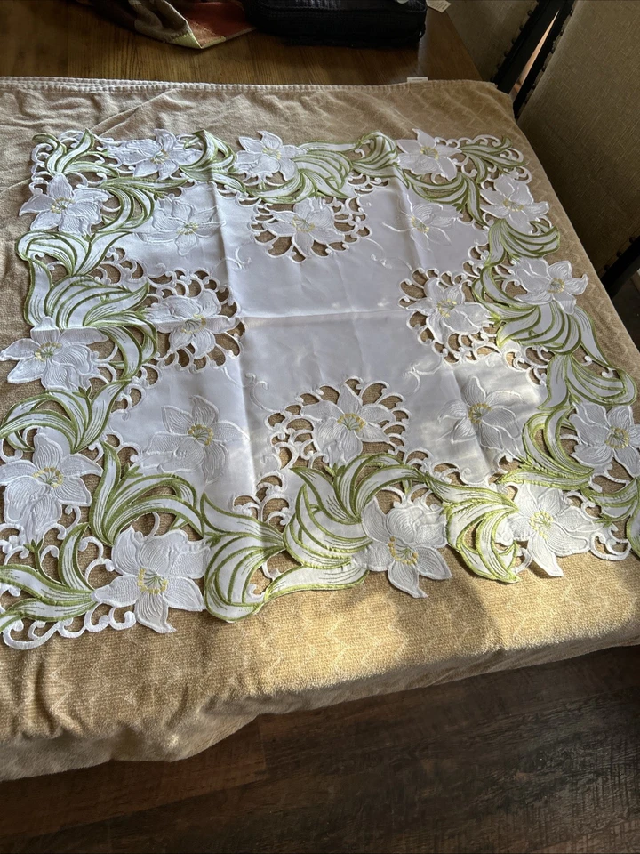Mantel de encaje blanco 33 X 33 pulgadas² con muchas flores y hojas verdes Foto 1 de 4