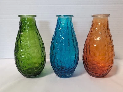 LOTE DE 3 JARRONES DE VIDRIO DE 6" T X 2-1/2" CON TEXTURA GUIJARROS VERDE, AZUL, NARANJA NUEVOS SIN ETIQUETAS Foto 1 de 4