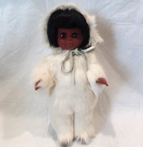 Muñeca esquimal inuit con ropa de piel real 11,5 de alto, ojos abiertos y cerrados - Imagen 1 de 4