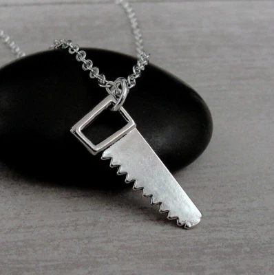Collar de sierra de mano de plata - Dije de sierra de mano - Herramienta de sierra de mano Collar colgante Foto 1 de 2