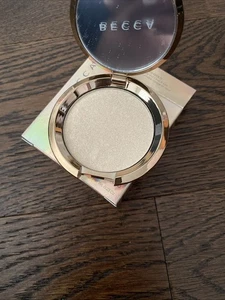 BECCA Light Chaser Highlighter For Face & Eye "Pearl Flashes Gold" 0.23 oz NIB - Picture 1 of 5