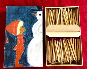 Scatola fiammiferi legno scena invernale pupazzo di neve bambino piccolo made in Stoccolma Svezia - Foto 1 di 4