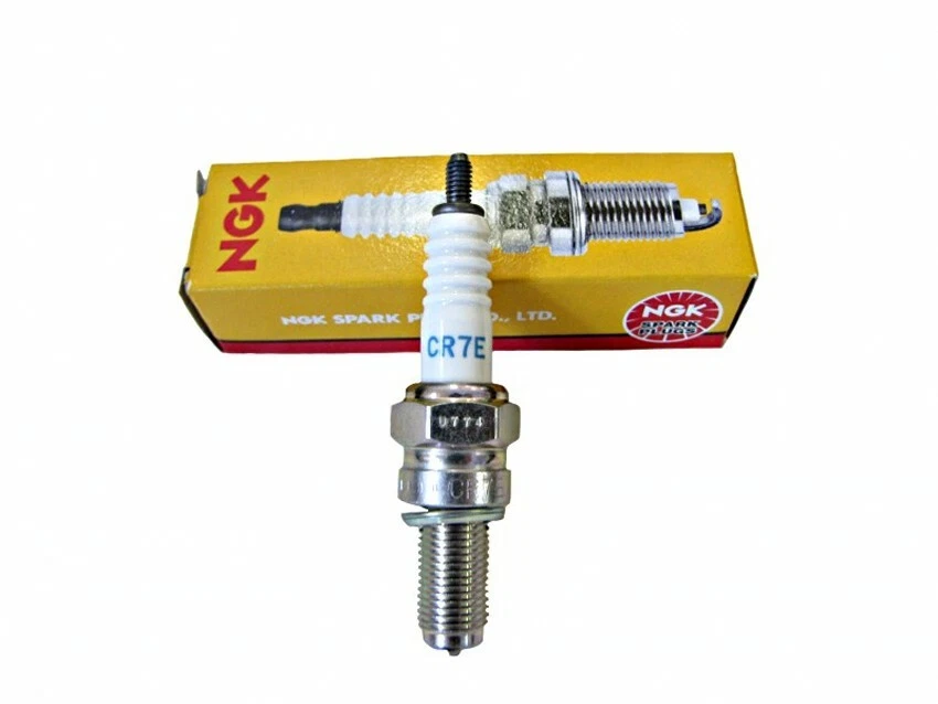 BUJÍA NGK CR7E #4578 SE ADAPTA A ARCTIC CAT SUZUKI KAWASAKI KYMCO Y MÁS Foto 1 de 1