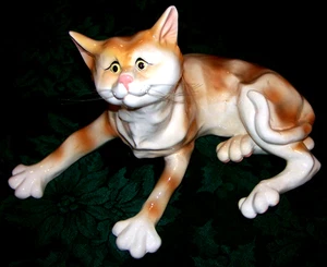 Skurrile große Keramik Tabby Katze mit Kunststoff Schnurrhaaren Figur etwa einen Fuß lang - Bild 1 von 3