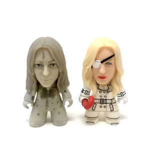 2 Titans Kill Bill Band 1 Mini Spielfiguren schwarzweiß Braut & Elle Driver mit Regenschirm - Bild 1 von 6