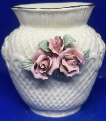 Jarrón pequeño esculpido rosas rosadas 3D de porcelana Foto 1 de 4